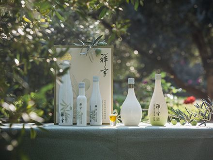 祥宇特級(jí)初榨橄欖油，純手工采摘、精選優(yōu)質(zhì)油橄欖鮮果，用意大利貝亞雷斯全自動(dòng)設(shè)備物理冷榨工藝，在鮮果采摘后8小時(shí)內(nèi)限時(shí)鮮榨而成。